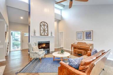 Main picture of 15 Glenkirk Dr