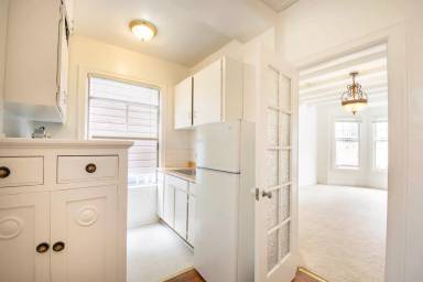 Main picture of 601 Lake St