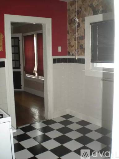 Main picture of 1651 Victoria Ave