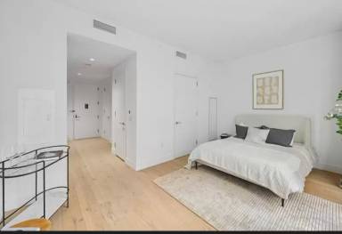 Main picture of W 43rd St