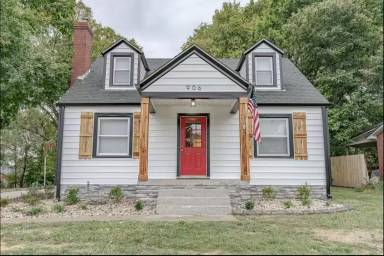 Main picture of 906 N Main St