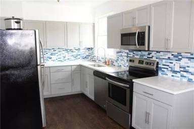 Main picture of 916 Broadway Ave