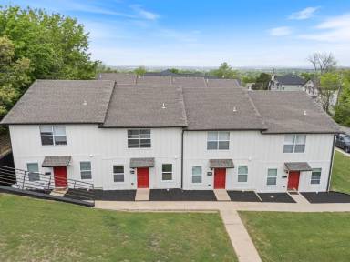 Main picture of 829 N Oakland Ave
