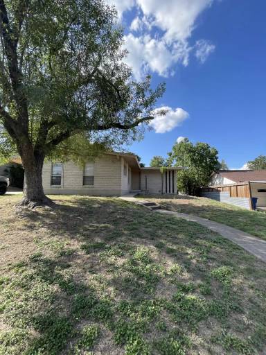 Main picture of 607 Cobble Dr