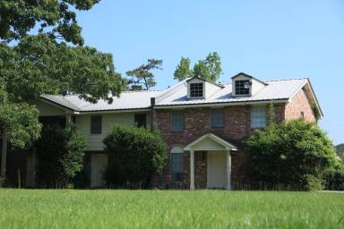 Main picture of 320 N Causeway Blvd