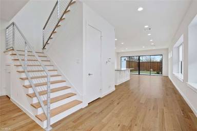 Main picture of 2413 Knight St