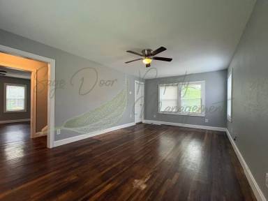 Main picture of 2420 E 51st St