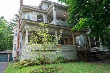 Main picture of 689 Allen St