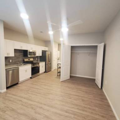 Main picture of 2025 W Grand St