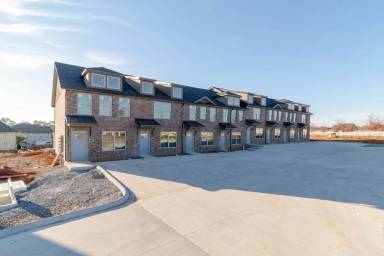 Main picture of Henry Place Blvd