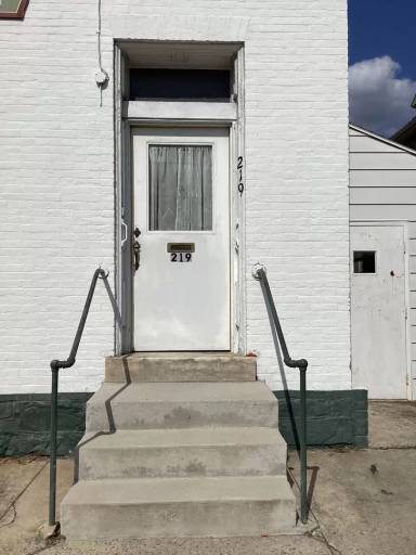 Main picture of 219 W Main St