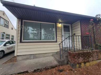 Main picture of 7928 SE Woodstock Blvd