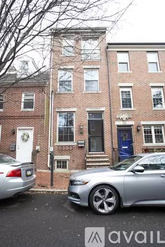 Main picture of 910 N Lawrence St