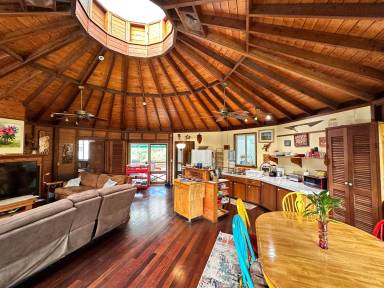 Main picture of 15-1511 18 Ave