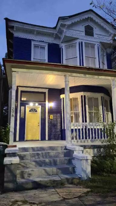 Main picture of 206 W 39th St