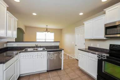 Main picture of 10805 E 124th St N