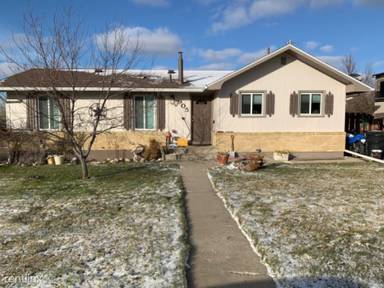 Main picture of 905 Center Dr
