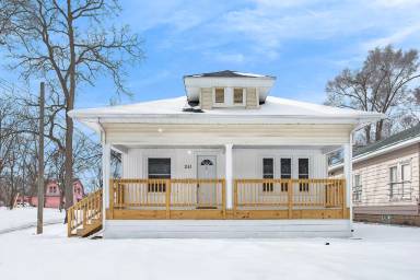 Main picture of 251 Wood St N