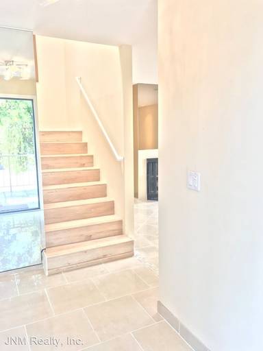 Main picture of 1325 Wellesley Ave