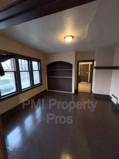 Main picture of 2205 W Melvina St