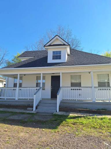 Main picture of 611 W 4th St