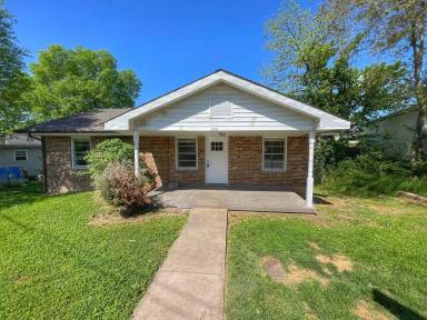 Main picture of 242 Oak St