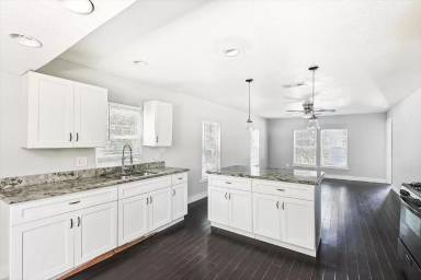 Main picture of 902 W Clarendon Dr