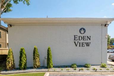 Main picture of Oakcrest Apartments