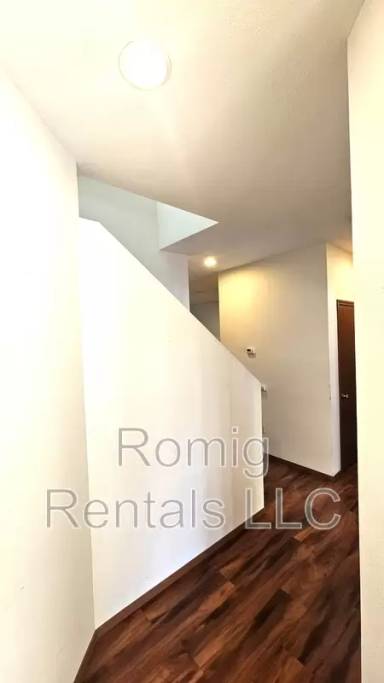 Main picture of 3604 NE 81st Cir
