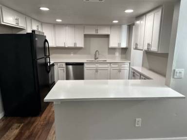 Main picture of 5541 Bay Blvd