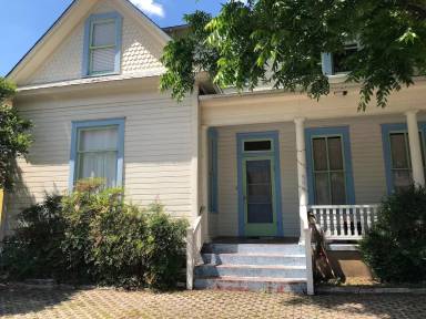 Main picture of 906 W 22nd St