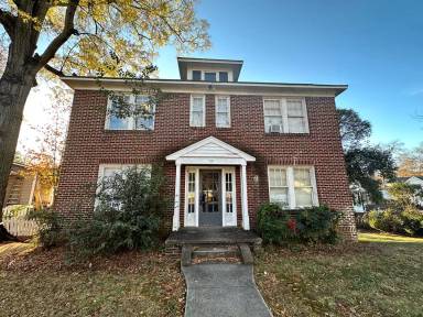 Main picture of 822 E Tremont Ave