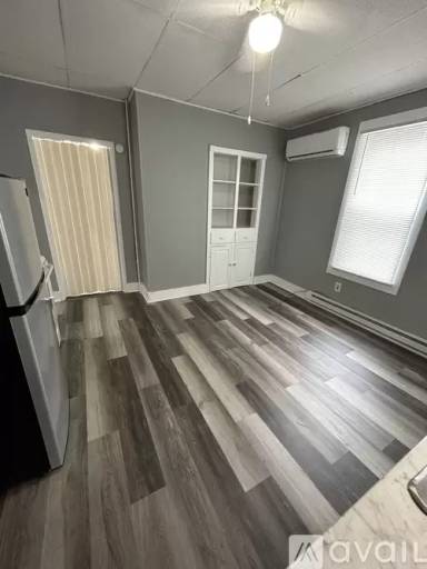 Main picture of 715 E Main St