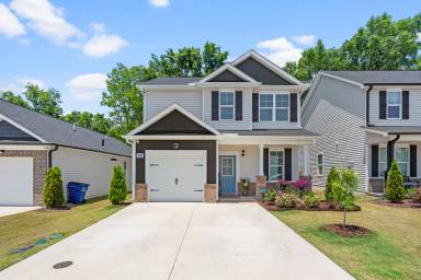 Main picture of 445 Sturgeon St