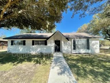 Main picture of 501 W Karnes Dr