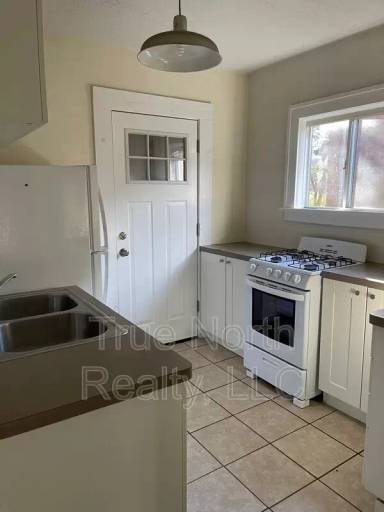 Main picture of 1681 Oak St