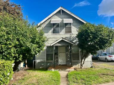 Main picture of 221 NW Kings Blvd