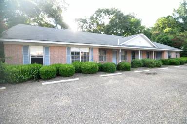 Main picture of 165 E 6th St