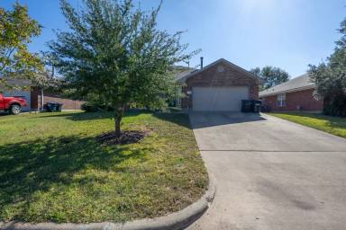 Main picture of 1520 Strasburg Cir