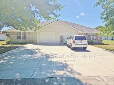 Main picture of 913 NW Willow Dr