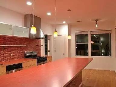 Main picture of 700 E 45th St