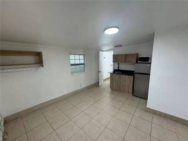 Main picture of 633 NW 15th Ave