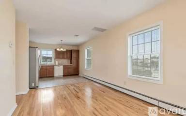 Main picture of 64 Atlantic St