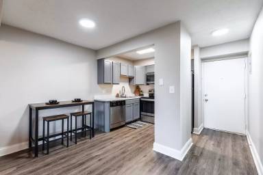 Main picture of 150 E Broadway St