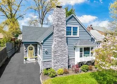 Main picture of 165 Pine St