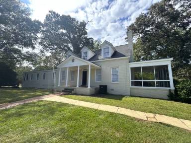 Main picture of 1020 Cherry Hills Ct