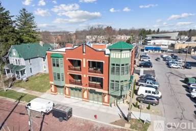 Main picture of 32 W College Ave
