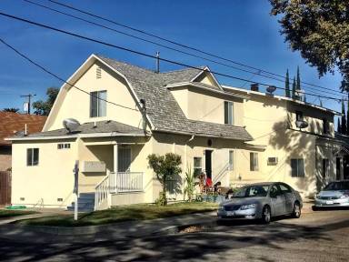 Main picture of 403 N School St