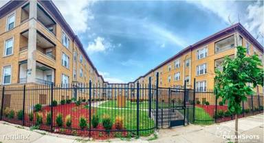 Main picture of 4622 S Lake Park Ave