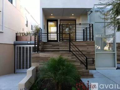Main picture of 2651 S Hobart Blvd